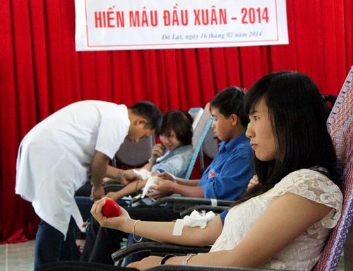 Đoàn viên thanh niên tham gia hiến máu đầu xuân